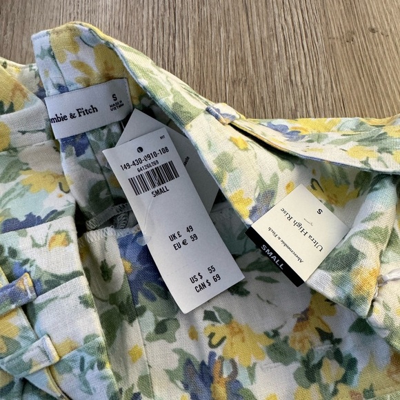 Abercrombie & Fitch Belted Ultra High Rise Floral Shorts NWT - Picture 3 of 3